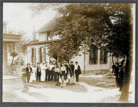 Cleveland 1905. Tretja z leve Frančiška Novak, bodoča žena Frenka Želeta, stoji desno od harmokaša, na nj. desni brat Ivan